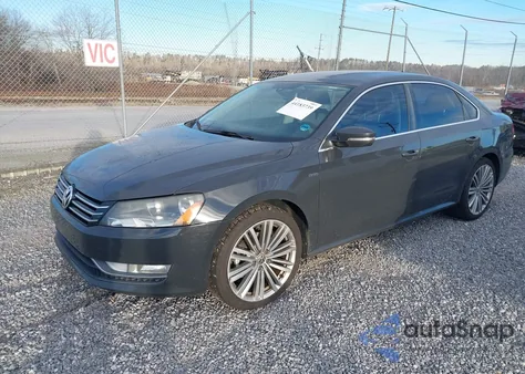 2014 Volkswagen Passat 1.8T Sport z USA, uszkodzony, nr VIN 1VWBT7A38EC083343